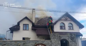 У Дрогобичі загорівся житловий будинок, рятувальники врятували будівлю