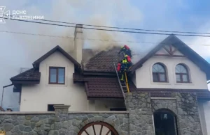 У Дрогобичі загорівся житловий будинок, рятувальники врятували будівлю У Дрогобичі загорівся житловий будинок, рятувальники врятували будівлю