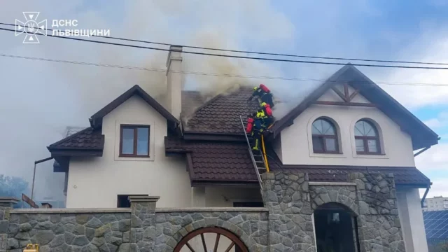 У Дрогобичі загорівся житловий будинок, рятувальники врятували будівлю