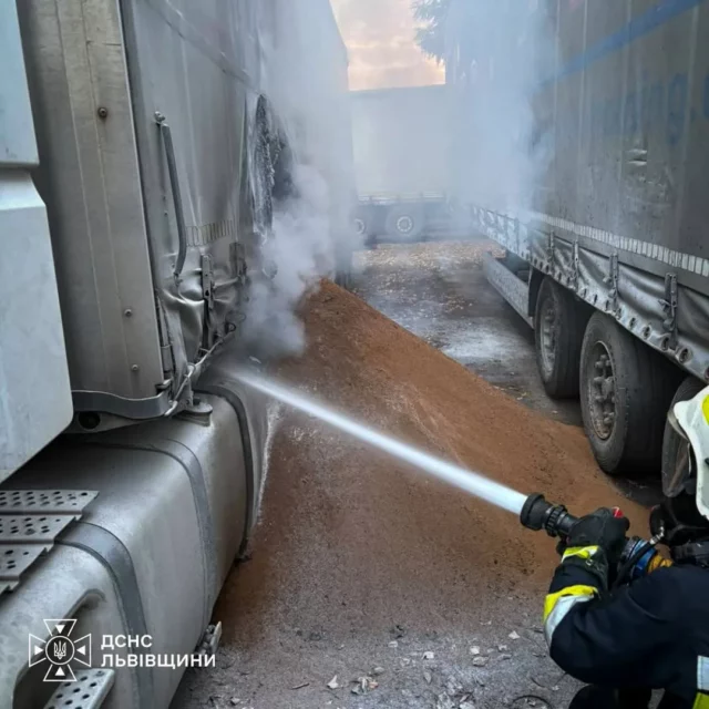 image У Дрогобичі загорівся причіп вантажівки «Mercedes-Benz»