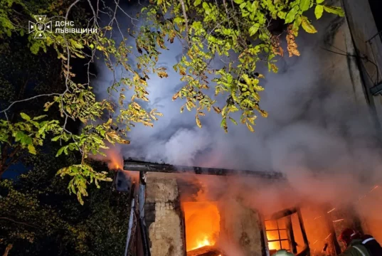 У Львові пожежники врятували житловий будинок від вогню