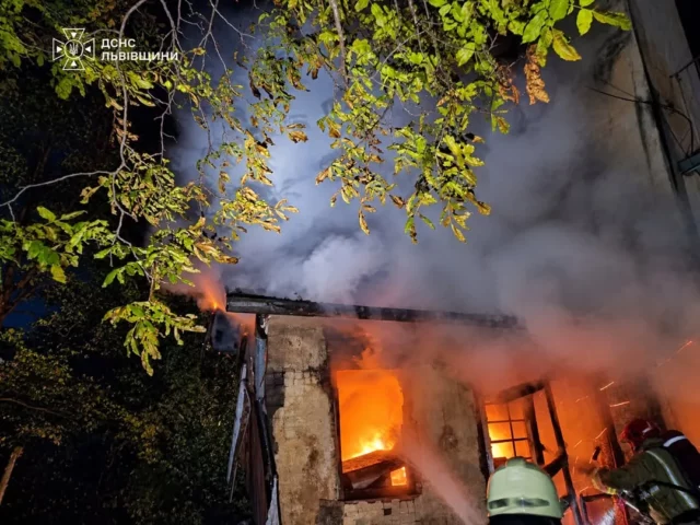 image У Львові пожежники врятували житловий будинок від вогню