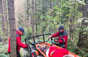 (Українська) На горі Парашка поблизу Сколе рятувальники допомогли травмованому туристу На горі Парашка поблизу Сколе рятувальники допомогли травмованому туристу