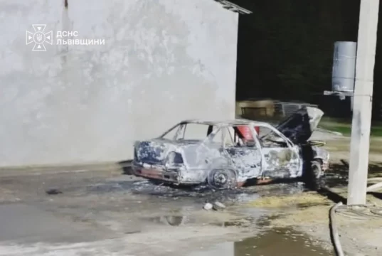 На Золочівщині вночі згорів автомобіль, загинула людина