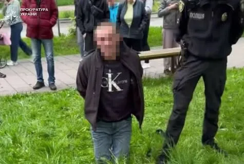 У Львові чоловіка засудили до 3 років і 8 місяців за напад на військового та утримання дитини
