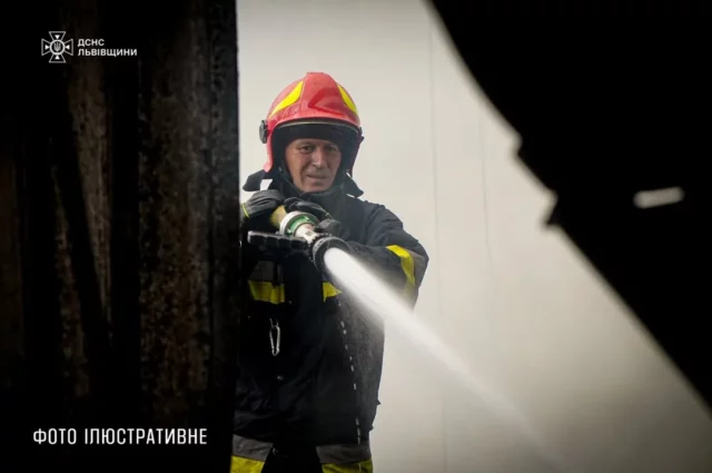 У Львові на вулиці Науковій сталася ранкова пожежа в багатоповерхівці