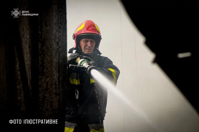 У Львові на вулиці Науковій сталася ранкова пожежа в багатоповерхівці