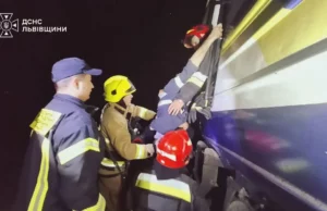 У Львові зіткнулися дизель-поїзд та електровоз