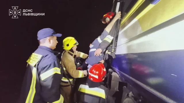 image У Львові зіткнулися дизель-поїзд та електровоз