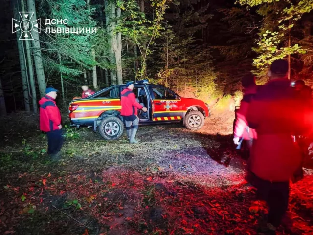 На Львівщині рятувальники знайшли 83-річного туриста, який заблукав на горі Парашка