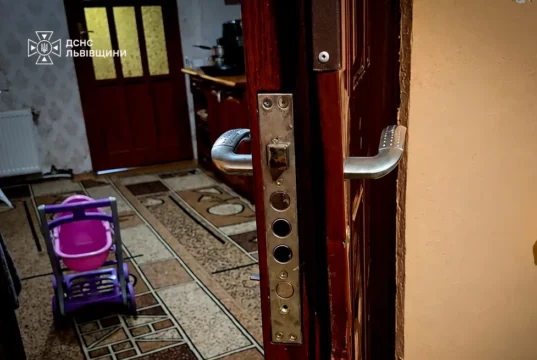 У Жовкві рятувальники відчинили квартиру, де зачинилася трирічна дівчинка