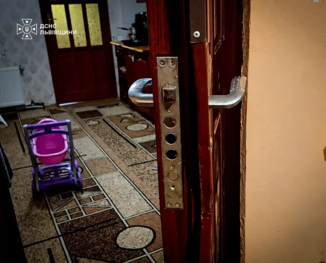 image У Жовкві рятувальники відчинили квартиру, де зачинилася трирічна дівчинка