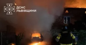 На Львівщині через російську атаку загорілися три будинки та автомобілі