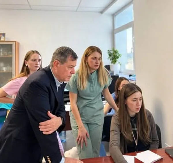 image Американський пульмонолог Брюс Рубін консультував дітей у Львові