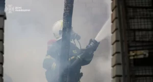 У Домажирі на Яворівщині рятувальники врятували чоловіка з палаючого будинку