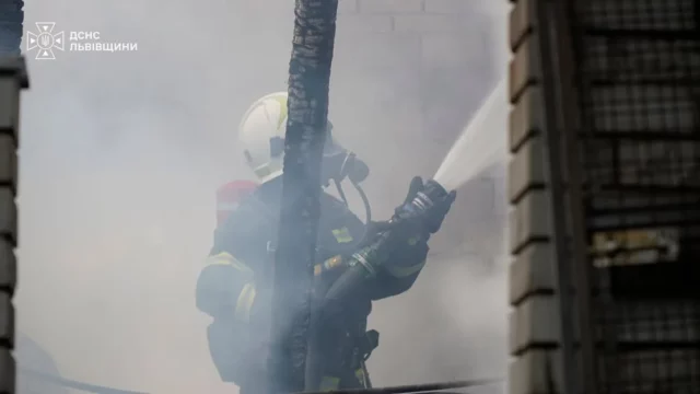 У Домажирі на Яворівщині рятувальники врятували чоловіка з палаючого будинку
