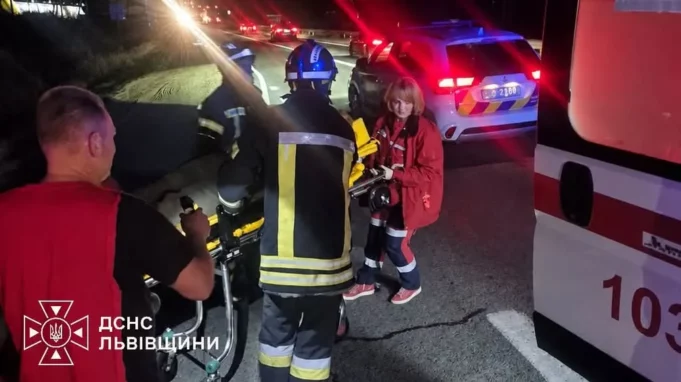 Поблизу села Соснівка зіткнулися дві вантажівки: рятувальники деблокували водія