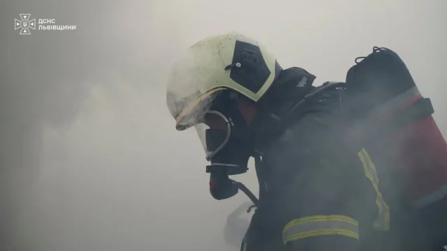У селі Підгороднє на Золочівщині загорівся ангар з технікою