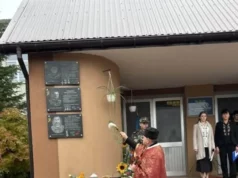 (Українська) У Грусятичах відкрили меморіальну дошку полеглому захиснику Андрію Вересу У Грусятичах відкрили меморіальну дошку полеглому захиснику Андрію Вересу