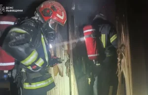 У Львові під час пожежі в квартирі рятувальники вивели трьох людей і госпіталізували жінку У Львові під час пожежі в квартирі рятувальники вивели трьох людей і госпіталізували жінку