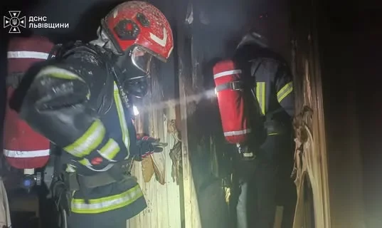 У Львові під час пожежі в квартирі рятувальники вивели трьох людей і госпіталізували жінку