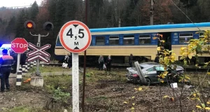 У селі Тухля електропотяг зіткнувся з Mercedes, травмована водійка