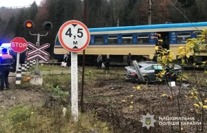 У селі Тухля електропотяг зіткнувся з Mercedes, травмована водійка