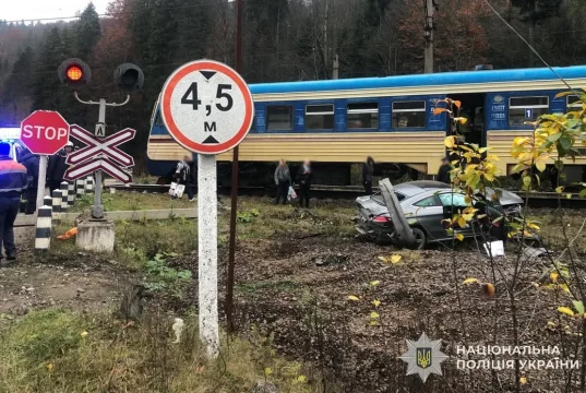 У селі Тухля електропотяг зіткнувся з Mercedes, травмована водійка