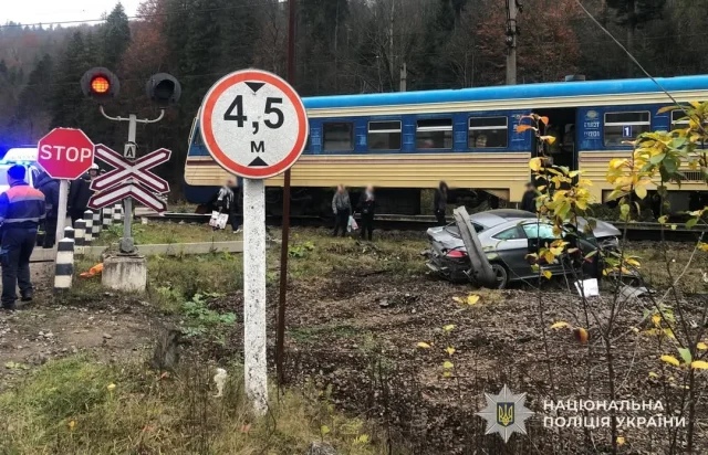 image У селі Тухля електропотяг зіткнувся з Mercedes, травмована водійка