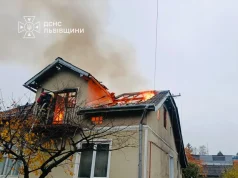 У Самборі загорівся житловий будинок на вулиці Кобилянської У Самборі загорівся житловий будинок на вулиці Кобилянської