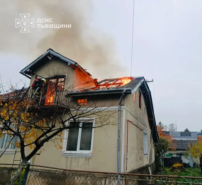 У Самборі загорівся житловий будинок на вулиці Кобилянської