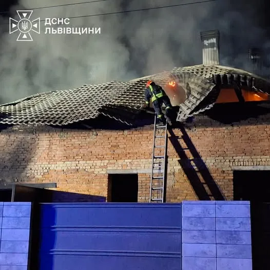 У селі Бірки Яворівського району загорілася будівля з електромобілем