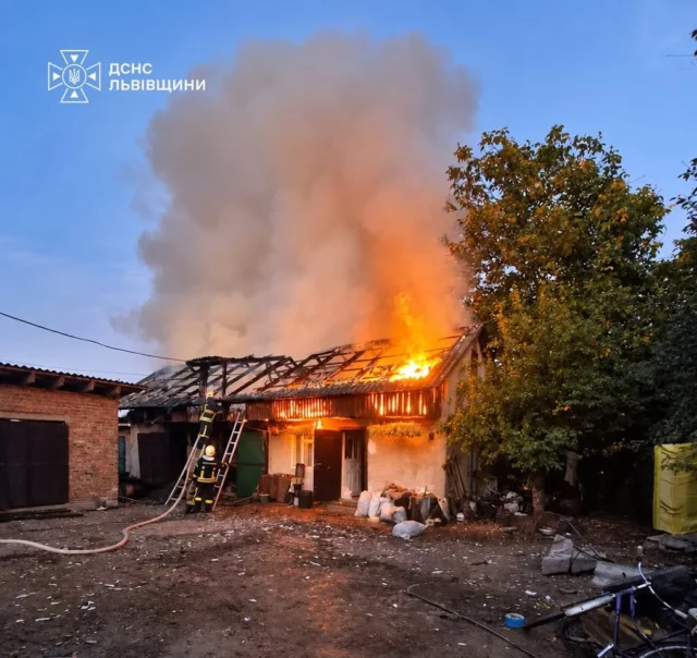 image У Кам’янці-Бузькій під час пожежі в господарській будівлі врятували тварин і гараж